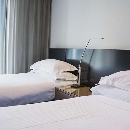 The Como Ville de Melbourne Extérieur photo A lamp on a bedside table