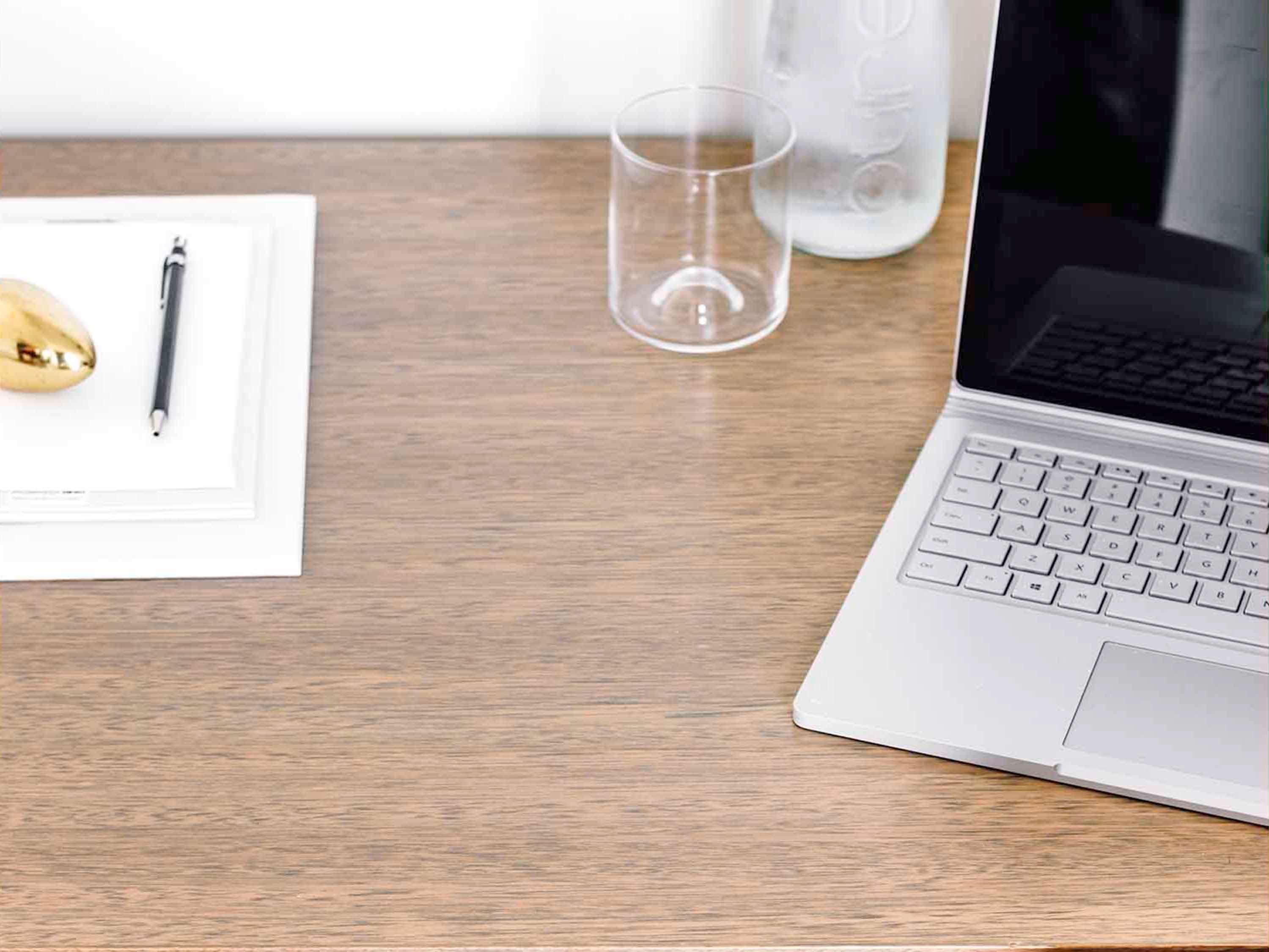 The Como Ville de Melbourne Extérieur photo A desk with a laptop and a notebook
