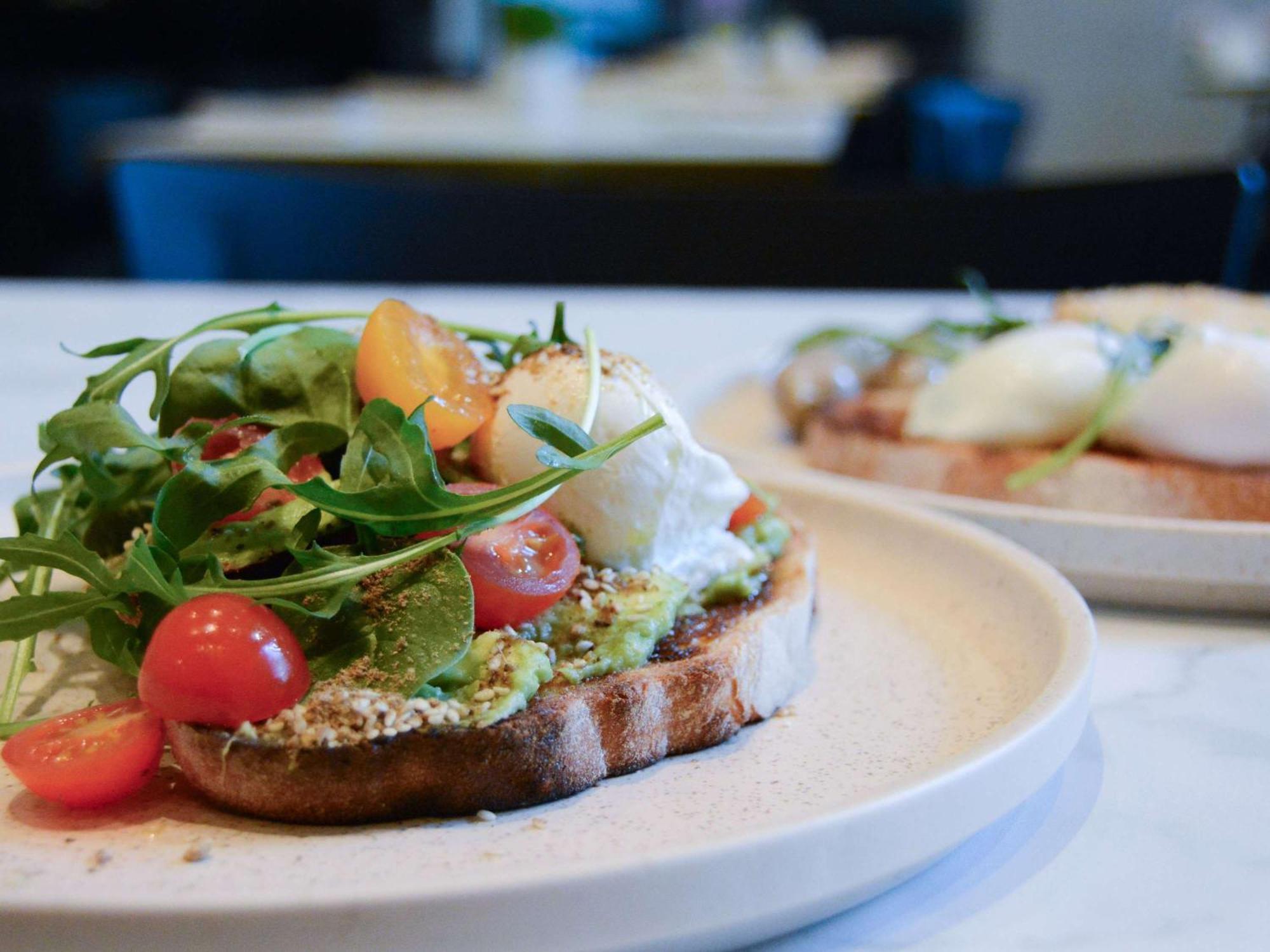 The Como Ville de Melbourne Extérieur photo Avocado on toast with rocket, cherry tomatoes and goat's cheese